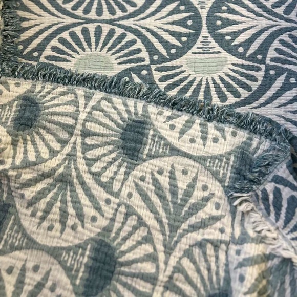 Deco Leaf Quilt 2 Side FLiPSiDE Green + Cream Patterned Quilt KING NEW - Picture 1 of 15